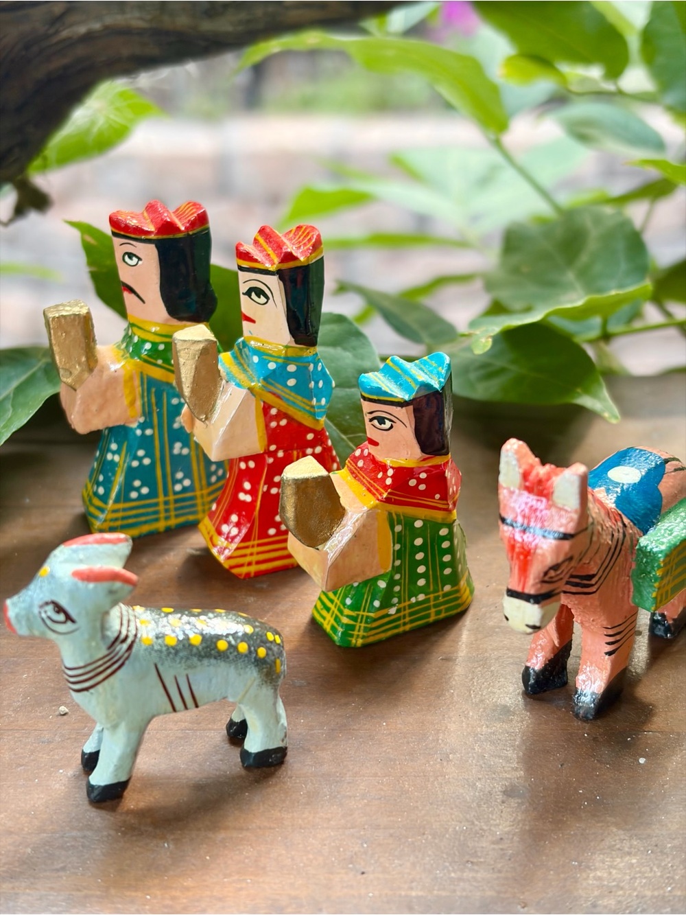 Benares India Painted Wood Arch Nativity Scene - Picture 9 of 12